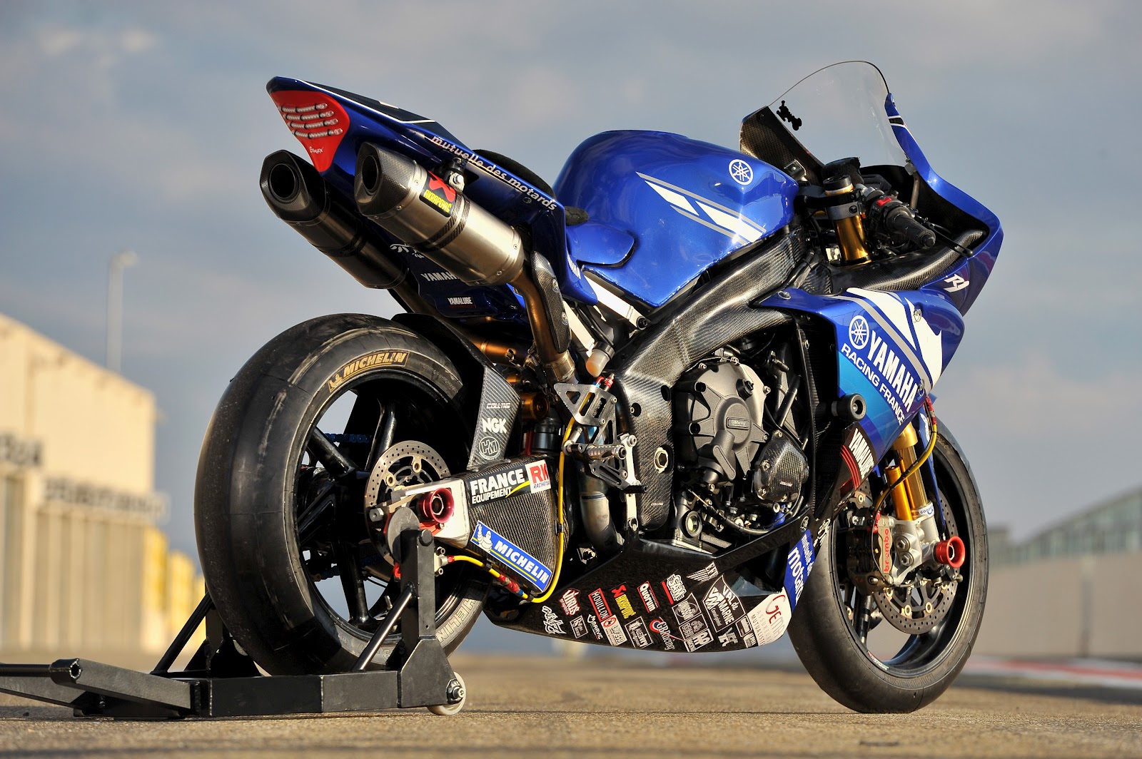 Гоночный мотоцикл Yamaha r1